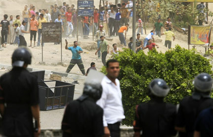 Des éleveurs de porcs ont lancé des pierres contre les forces de l'ordre au Caire, le 3 mai 2009, après la décision du gouvernement de procéder à un abattage massif de leurs animaux.(Photo : Khaled Desouki/AFP)
