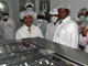 Le président ougandais, Yoweri Museveni (C), a inauguré le 8 octobre 2007, l'usine de fabrication d'antirétroviraux de Luzira.(Photo : Peter Busomoke/AFP)