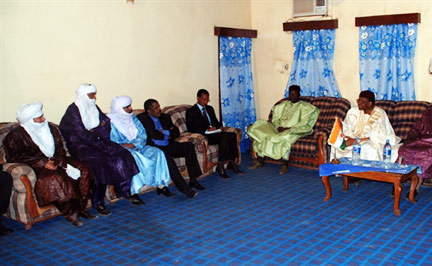 Le président Mamadou Tandja (d) a rencontré la rébellion touareg le 3 mai 2009 à Agadez.(Photo : Boureima Hama/AFP)