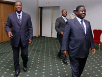 Les chefs de l''opposition ivoirienne : l'ancien Premier ministre Alassane Ouattara (g), l'ancien président Henri Konan Bedié (d) et le Premier ministre Guillaume Soro (fond) leader de l'ex-rébellion des FN, se sont retouvés à Ouagadougou le 18 mai 2009.(Photo : Ahmed Ouoba/AFP)
