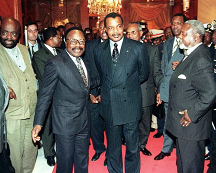 De gauche à droite : le président gabonais Omar Bongo, le président congolais  Denis Sassou Nguesso et le président centrafricain Ange-Félix Patassé, le 6 aôut 1999 au palais présidentiel de Libreville.(Photo : AFP)