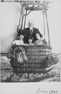 Gustave Eiffel, Jeannine Salles et deux petites fillettes en ballon, juin 1920(Crédit : RMN (Musée d’Orsay) / M. Coursaget)