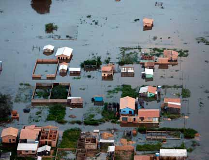 Maisons isolées par les inondations à Maraba (Nord Brésil), le 3 mai 2009.(Photo : REUTERS/Paulo Whitake)