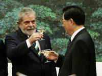 Le président brésilien (g) Luiz Inacio Lula da Silva et son homologue chinois Hu Jintao, viennent de signer 13 accords commerciaux.(Photo : Jason Lee/Reuters)