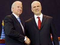 Le vice-Président américain Joe Biden (G) serre la main du Président serbe BorisTadic (D) à Belgrade, le 20 mai 2009.( Photo : Ivan Mulitinovic / Reuters )