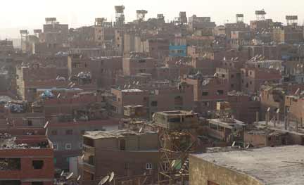 Vue générale du quartier de Manshiet Nasser, où les chiffonniers du Caire trient et recyclent les ordures de la ville.
(Photo : Nina Hubinet)