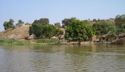 Village au bord du fleuve.(Photo : Hama Abdou)