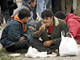 Des migrants clandestins prennent un repas offert par des associations d'aide à Calais. ( Photo : AFP )