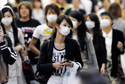 Les passants portent des masques dans une rue commerçante de Kobe, le 17 mai 2009.(Photo : REUTERS/Kyodo)