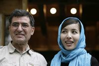 La journaliste irano-américaine, Roxana Saberi en compagnie de son père à sa sortie de prison le 12 mai 2009.(Photo : Morteza Nikoubazl/Reuters)