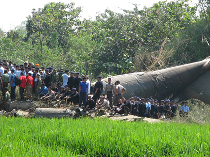 Les sauveteurs s'activent autour de l'épave de l'avion-cargo C-130 de l'armée de l'air indonésienne, qui s'est écrasé dans la province de Magetan, à l'est de Java, le 20 mai 2009.( Photo: Stringer / Reuters )