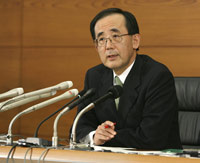 Le gouverneur de la Banque du Japon,  Masaaki Shirakawa, a annoncé le 30 avril 2009, les mauvais chiffres de l'économie.(Photo : Michael Caronna/Reuters)