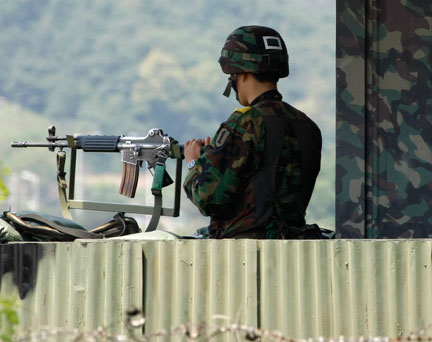 Un soldat sud-coréen en faction dans la zone démilitarisée qui sépare la Corée du Sud de sa voisine du Nord, le 27 mai 2009.(Photo: Reuters)