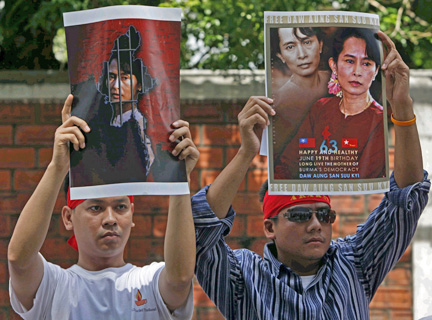 Des manifestants brandissent le portrait de l'opposante historique, Aung San Suu Kyi devant l'ambassade de Birmanie à Bangkok, en Thailande, le 17 mai 2009. (Photo : Reuters)