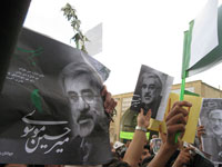Manifestation de soutien à la candidature de Mir Hossein Moussavi pour l'élection présidentielle iranienne de 2009.(Source: Wikipédia)
