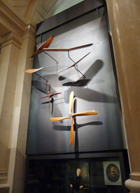 Maquettes d'hélices à quatre pales et profils d'ailes d'avion (1912-1915) issues du laboratoire aérodynamique Eiffel(Photo : D. Birck / RFI)
