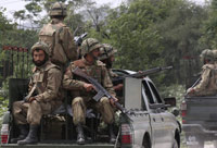 Troupes armées pakistanaises dans la vallée de Swat le 8 mai 2009.