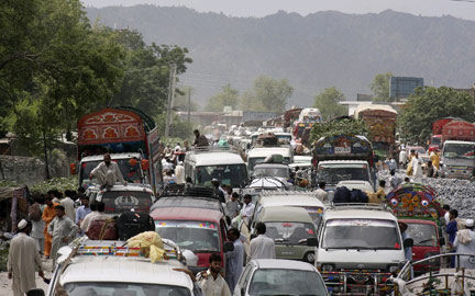 La fuite massive de la population a créé des embouteillages monstres à Dargai dans la vallée de Swat.(Photo : Asif Aziz/Reuters)