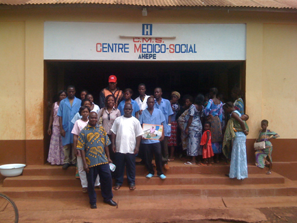 Amina Bangana, Davon Comlavi, Assougnon Akuété et le personnel du centre médico-social d’Ahépé.(Photo : S.Traoré/RFI)