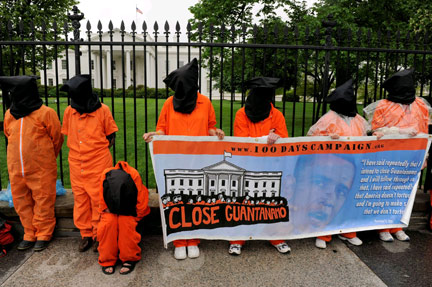 Manifestation pour la fermeture de la prison de Guantanamo à l'occasion des cent jours de Barack Obama à la Maison Blanche.(Photo : Mike Theiler/Reuters)