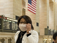 A Grand Central Station à New York, les voyageurs se protègent de la grippe.( Photo : Don Emmert/ AFP )