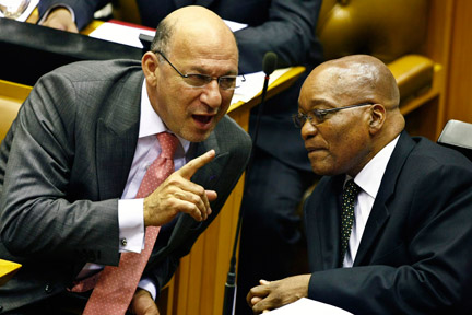 Le président sud-africain, Jacob Zuma (d), a nommé l'ancien ministre des Finances, Trevor Manuel (g), à la tête de la Commission nationale du Plan, créée pour définir la stratégie centrale du gouvernement contre la pauvreté et pour le développement.(Photo : Reuters)
