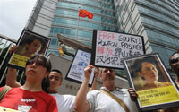 Des militants d'Amnesty international manifestent contre la détention d'Aung San Suu Kyi devant le ministère chinois des Affaires étrnagères à Hong Kong, le 21 mai 2009.(photo : AFP)