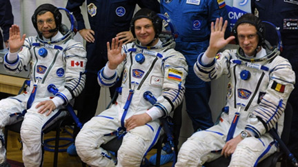 De g à d, l'astronaute canadien Robert Thirsk (g), le Belge Frank De Winne (c) et le Russe Roman Romanenko, le 27 mai 2009, avant le décollage. (Photo : AFP)