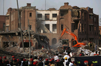 La police et les secours continuent de fouiller les décombres d’un immeuble détruit par un attentat à la bombe à Lahore, au Pakistan, le 27&nbsp;mai 2009(Photo : Reuters)