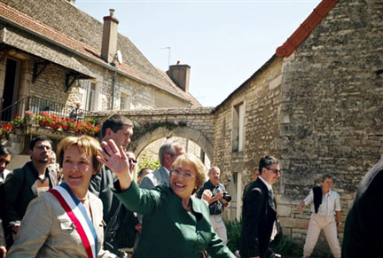 La présidente chilienne Michelle Bachelet (c) en visite dans le village de Chassagne-Montrachet, en Bourgogne, terre de ses ancêtres, le 30 mai 2009. (Photo : AFP)