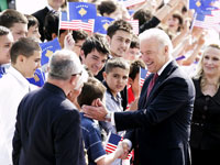 Le vice-président américain Joe Biden est acueilli par des Kosovars à son arrivée à l'aéroport de Pristina, le 21 mai 2009.(Photo : Reuters)