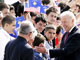 Le vice-président américain Joe Biden est acueilli par des Kosovars à son arrivée à l'aéroport de Pristina, le 21 mai 2009.(Photo : Reuters)