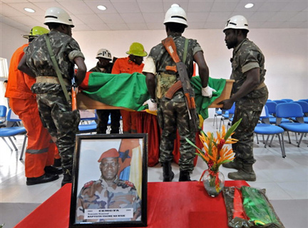 Des soldats déposent le cercueil du général Batista Tagmé Na Wayé devant son portrait, le 8 mars 2009.( Photo : AFP )