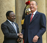 Le président français Jacques Chirac et son homologue gabonais Omar Bongo le 12 octobre 2002.(Photo : AFP)