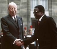 Le conseiller de l'Elysée pour les Affaires africaines, Jacques Foccart (g), accueille le président gabonais Omar Bongo, le 15 novembre 1973 à Paris, dans le cadre de sa visite officielle en France.(Photo : AFP)