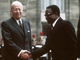 Le conseiller de l'Elysée pour les Affaires africaines, Jacques Foccart (g), accueille le président gabonais Omar Bongo, le 15 novembre 1973 à Paris, dans le cadre de sa visite officielle en France.(Photo : AFP)