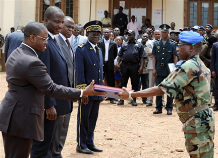 De g à d, la cérémonie de passation de pouvoir avec le Premier ministre ivoirien Guillaume Soro, le ministre de l'Intérieur Désiré Tagro, le préfet de Bouaké Konin Aka, le 26 mai 2009.(Photo : AFP)