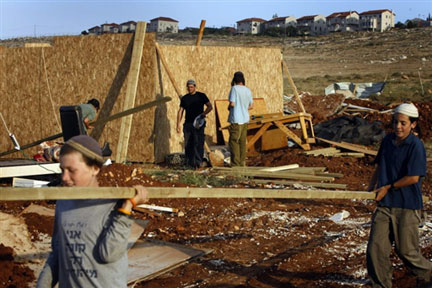Des juifs israéliens en train de reconstruire, dimanche 24 mai,&nbsp;l'avant-poste de Kokhav Hashahar, au nord-est de Ramallah, détruit jeudi dernier par la police israélienne.(Photo : AFP)