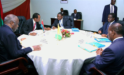 De g à d : les présidents Laurent Gbagbo, Blaise Compaoré, Guillaume Soro, Henri Konan Bédié et l'ex-Premier ministre Alassane Ouattara, à Ouagadougou, le 18 mai 2009.(Photo : AFP)