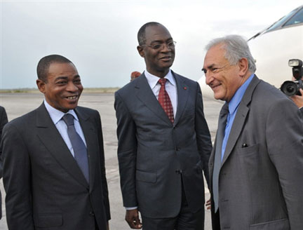 Le directeur du FMI Dominique Strauss-Kahn (d) accueilli à son arrivée à Abidjan par le ministre ivoirien des Finances Charles Diby Koffi (g) et le ministre du Plan et du Développement Paul Bouhon Bouabre (c), le 25 mai.(Photo : AFP)