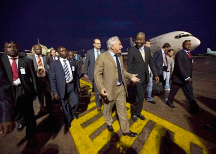 Le directeur général du FMI, Dominique Strauss-Kahn, accueilli par le Premier ministre de la République démocratique du Congo, Adolphe Muzito (d), à l'aéroport de Kinshasa, le 23 mai 2009.(Photo : Reuters)