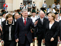 Le&nbsp;président allemand Horst Köhler (2em g), son épouse Eva Louise (1ère g) et&nbsp;la chancelière&nbsp;Angela Merkel lors de la cérémonie des&nbsp;60 ans de la Constitution allemande, vendredi 22 mai à Berlin.(Photo : Reuters)