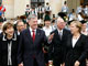 Le&nbsp;président allemand Horst Köhler (2em g), son épouse Eva Louise (1ère g) et&nbsp;la chancelière&nbsp;Angela Merkel lors de la cérémonie des&nbsp;60 ans de la Constitution allemande, vendredi 22 mai à Berlin.(Photo : Reuters)