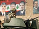 A Sidon, au Sud-Liban, des soldats libanais à bord d'un blindé, devant un mur couvert d’affiches électorales, (photo du 27&nbsp;mai 2009).(Photo : Reuters)