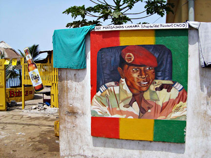 Portrait du capitaine Moussa Dadis Camara, sur un mur de la base militaire Alpha Yaya Diallo, dans la capitale guinéenne Conakry, le 3 mai 2009.(Photo : Reuters)