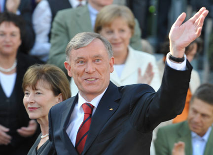 Le président allemand Horst Köhler accompagné de son épouse, Eva Louise, quelques heures avant sa réélection, à Berlin, samedi 23 mai.(Photo : Reuters)