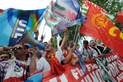 Des milliers d'ouvriers de Fiat manifestent à Turin contre le projet de fusion avec le constructeur allemand Opel, samedi 16 mai.(Photo : AFP)