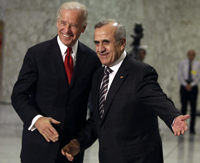 Le vice-président américain, Joe Biden&nbsp;(g) accueilli par le président libanais, Michel Sleimane, au palais présidentiel de Baabda, à Beyrouth, le 22&nbsp;mai 2009.(Photo : Reuters)