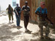 Les miliciens islamistes radicaux, les shebab, étendent de plus en plus leur contrôle sur le territoire somalien. Ici, une patrouille à Mogadiscio, le 16 mai 2009. (Photo : Reuters)