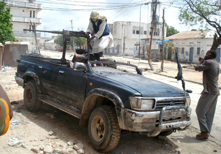 Un milicien islamiste tire, de son véhicule 4x4, pendant l'offensive avec le gouvernement somalien, ce vendredi 22 mai 2009.  (Photo : Reuters)